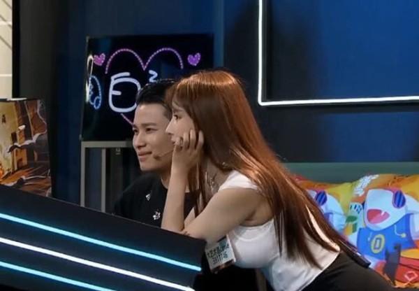 女主播被邀请解说CF，着装触碰直播底线，频繁整理衣物目的太明显