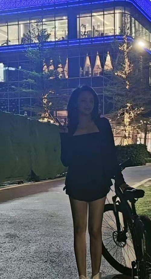 曹颖近况惹热议!在韩国夜市小店卖货,浓妆艳抹,网友傻眼认不出