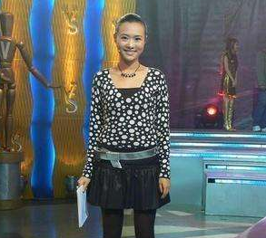 央视主播王曦梁，长腿颜值高3次主持《豪门盛宴》，工作21年0失误