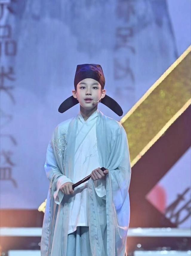 曹颖近况惹热议!在韩国夜市小店卖货,浓妆艳抹,网友傻眼认不出