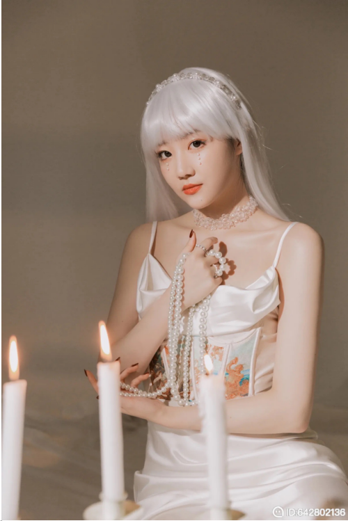 陌陌主播妖精大人发布最新写真照，高贵典雅气场十足