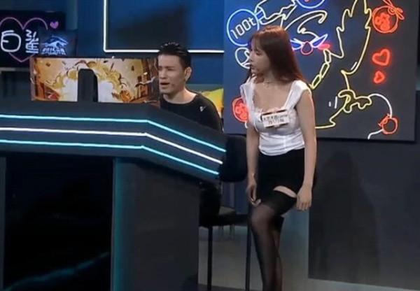 女主播被邀请解说CF，着装触碰直播底线，频繁整理衣物目的太明显