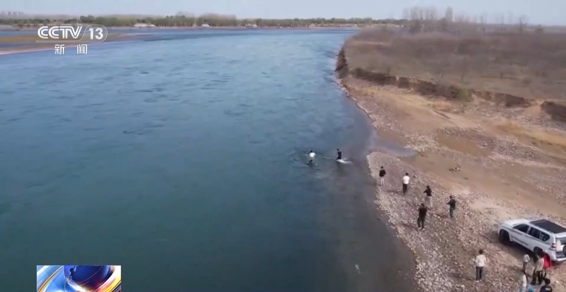 看似平静的水域可能暗藏危险 带娃玩水千万要警惕→