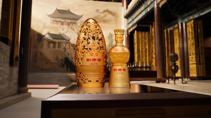 复刻文物+限量发行+顶流带货，“剑南春·鎏金纪”致敬盛唐文化