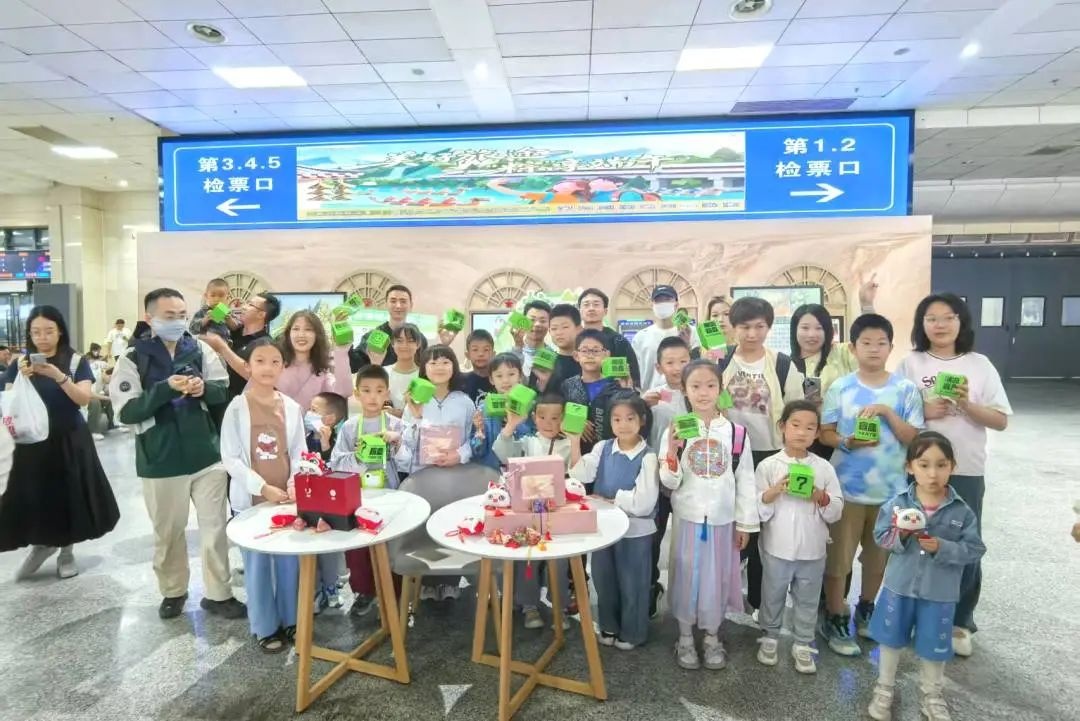 全国铁路1000余个站车，广泛开展“我的铁路风景：美好旅途 粽享端午”文化互动活动