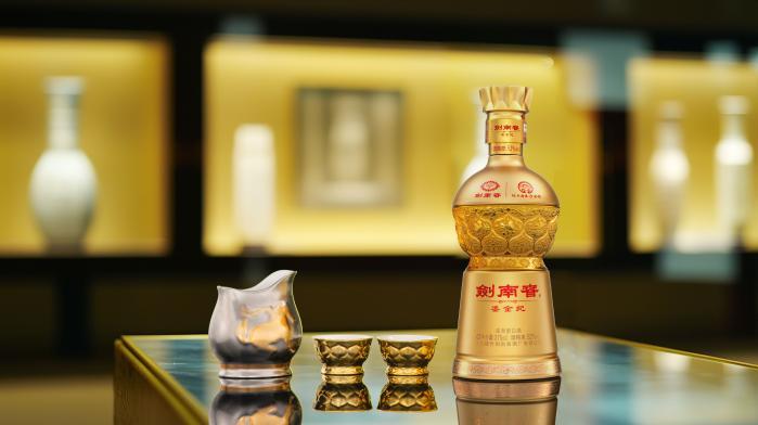 复刻文物+限量发行+顶流带货，“剑南春·鎏金纪”致敬盛唐文化
