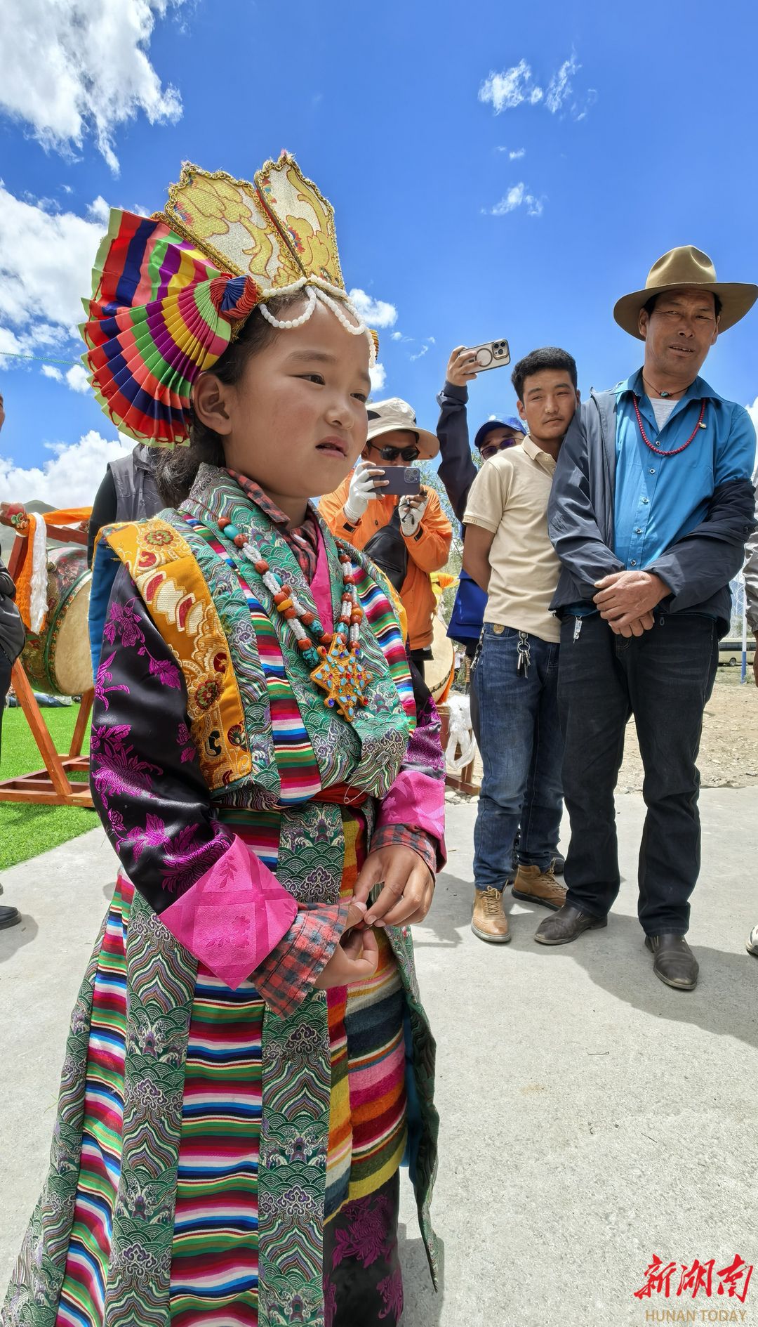 湘巴藏戏的希望，跟着小小的身影往前奔！