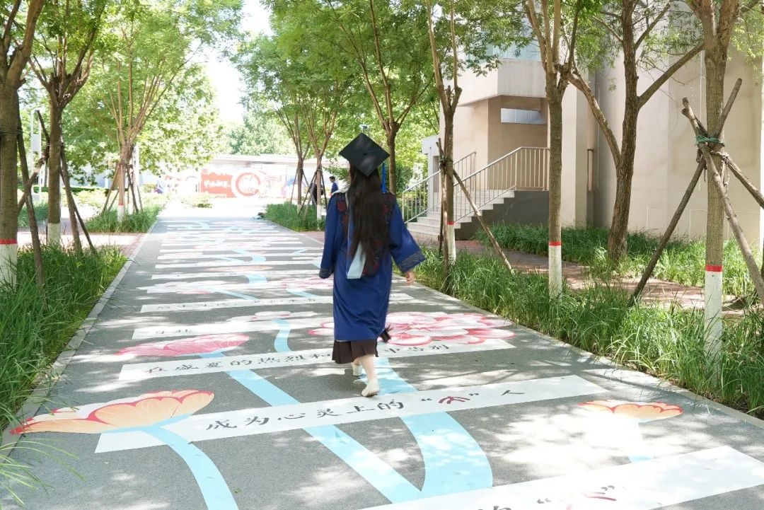从新燕园出发，一路生花——祝2025届学子毕业快乐！