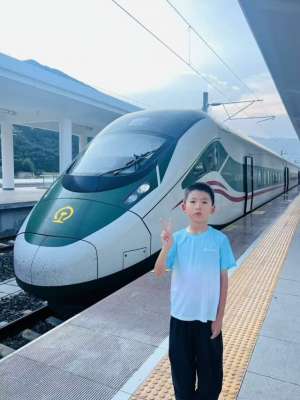 8岁少年暑假出行方式“曝光”，有点意思