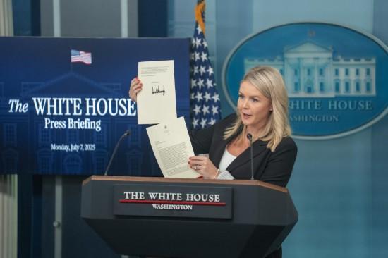 7月7日，在美国首都华盛顿白宫，白宫新闻发言人卡罗琳·莱维特在记者会上展示美国总统特朗普致韩国总统的信函，内容是通知其从8月1日起对所有韩国输美商品征收25%关税。新华社记者胡友松摄