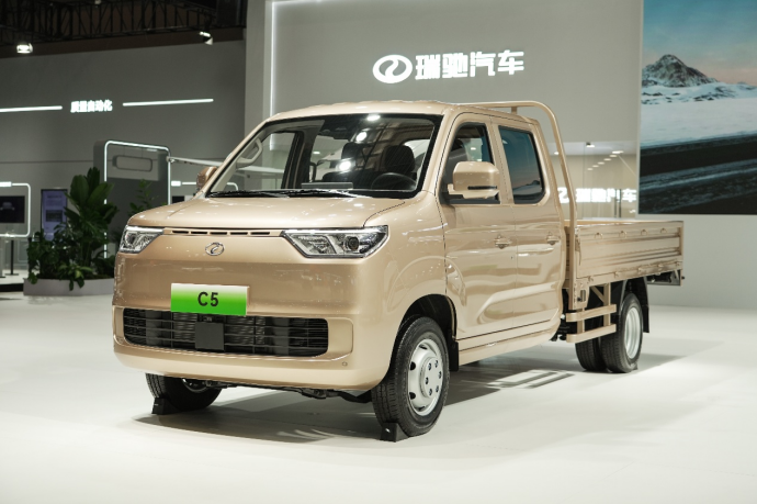 全域智慧 引领未来！瑞驰汽车携多款全域智慧新品亮相2025世界智博会