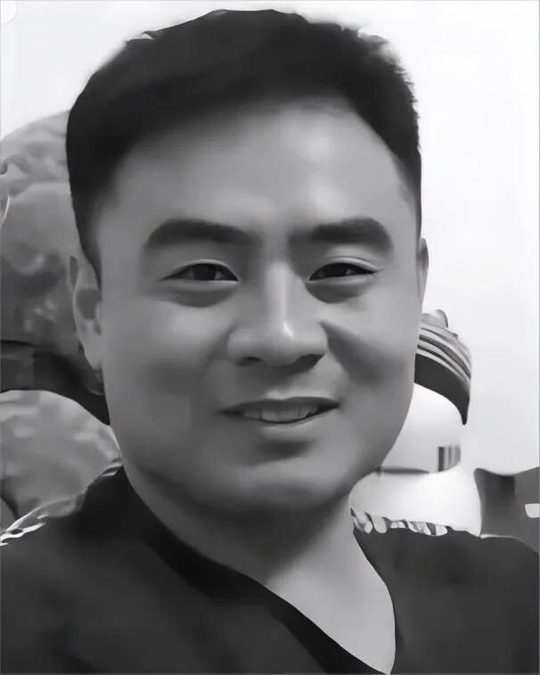 今天，致敬人民英雄！