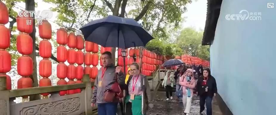 跨境游热度与消费力双攀升:双节入境客流创新高 “中国游 + 中国购” 热力迸发