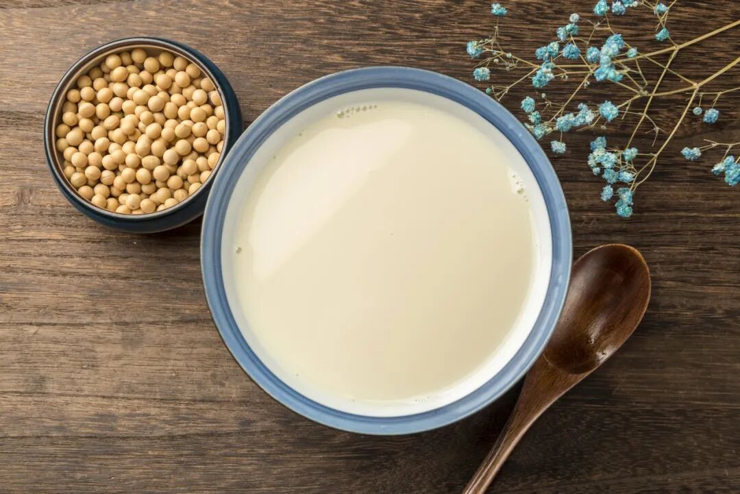 牛奶vs豆浆，到底哪个更营养？更适合你？